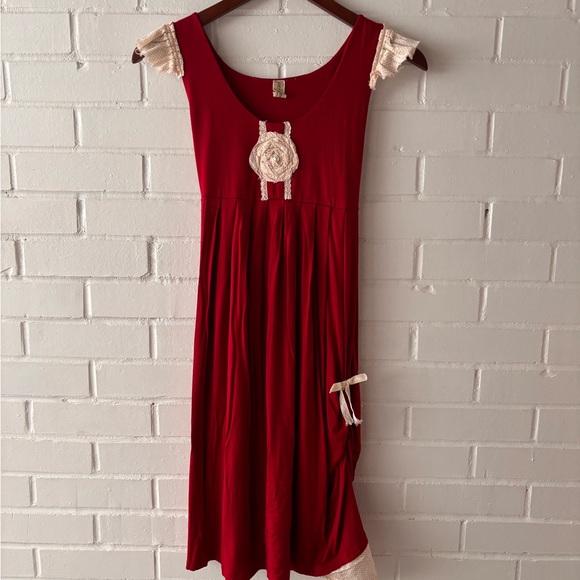 Red dress with lace accents - Picture 1 of 6